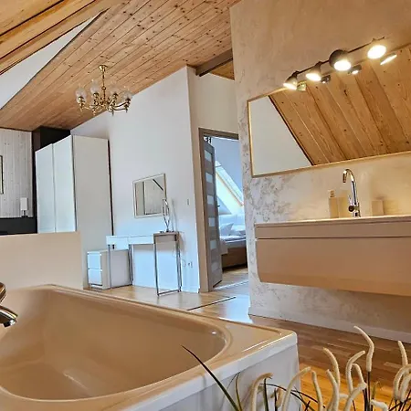 Typu Penthouse Dwupoziomowy Z Wanna, Tarasem Oraz Pieknymi Widokami Na Gory Schreiberhau